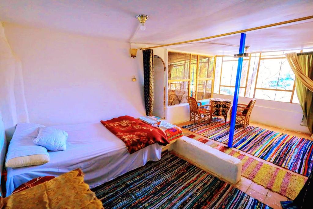 una camera con letto e un soggiorno di Nubian studio a Aswan