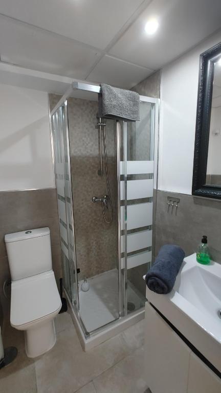 Kúpeľňa v ubytovaní Begonia City Center Apartment 230 BY NAMASTE ELITE