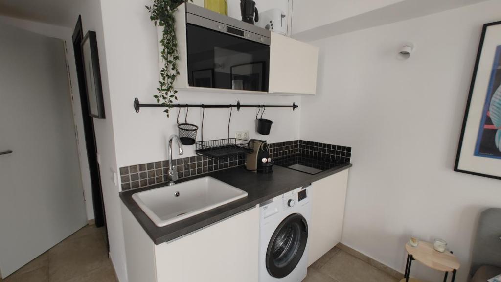 Kuchyňa alebo kuchynka v ubytovaní Begonia City Center Apartment 230 BY NAMASTE ELITE