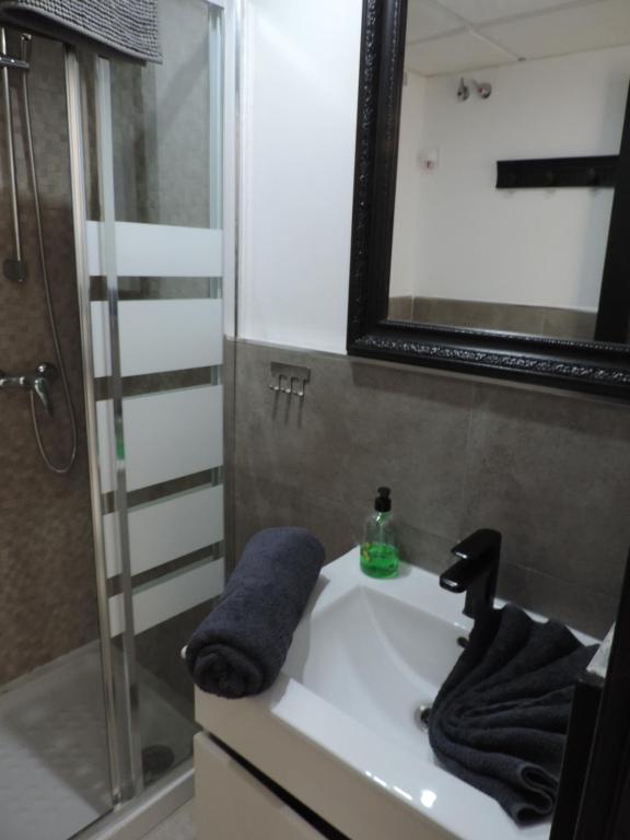 Kúpeľňa v ubytovaní Begonia City Center Apartment 230 BY NAMASTE ELITE