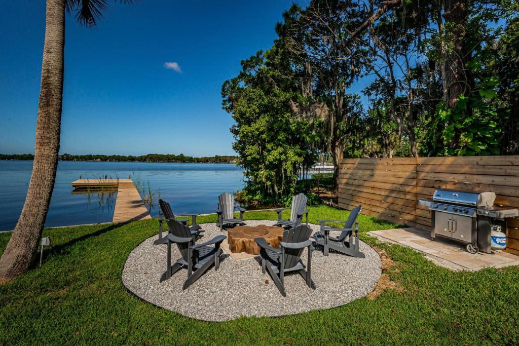 patio con sedie, tavolo e grill di Reel Retreat a Tarpon Springs