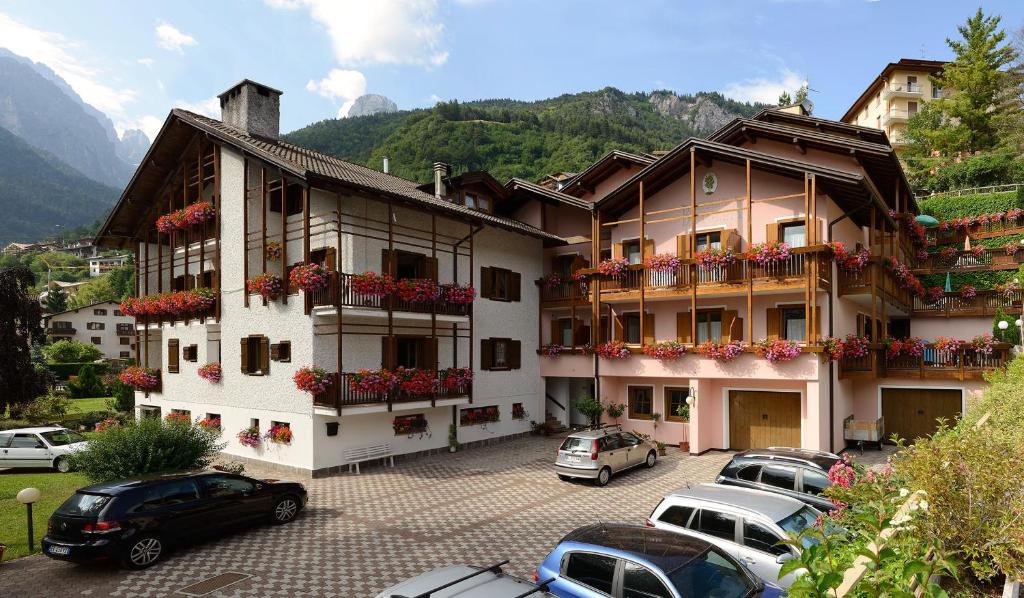 Nespecifikovaný výhled na hory nebo výhled na hory při pohledu z aparthotelu