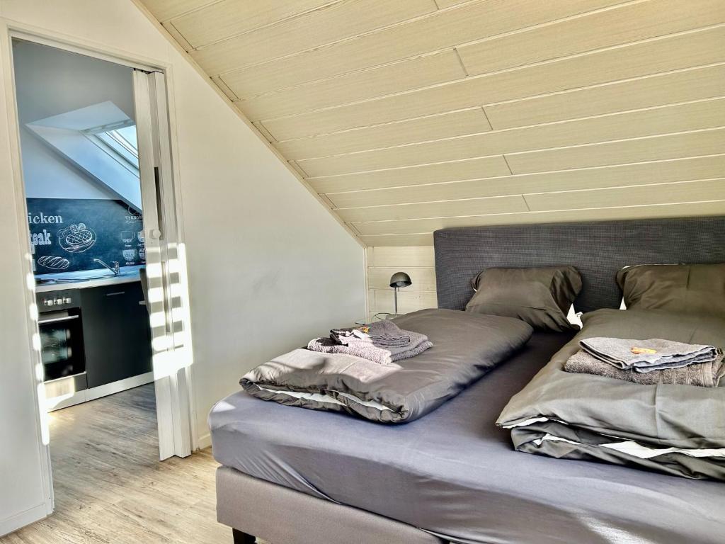 1 cama con 2 almohadas en una habitación en Gästezimmer Beate Rheda Wiedenbrück, en Rheda-Wiedenbrück