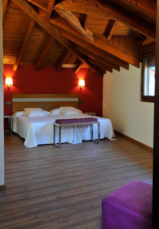 A bed or beds in a room at Hotel Rural Pescadores