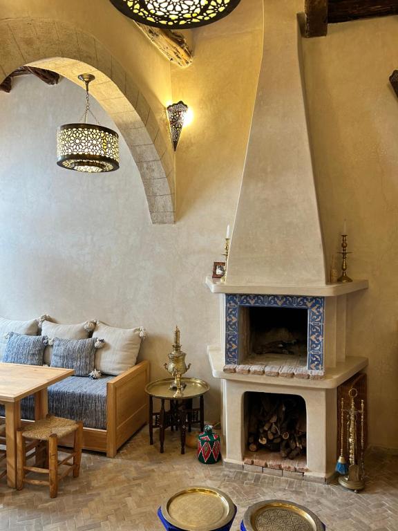 Posezení v ubytování Riad Les Sables Bleus, médina, lumineux et terrasse privée sur mer