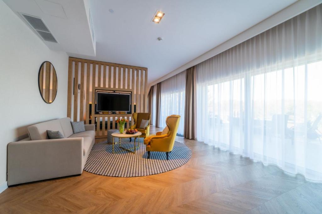 Telewizja i/lub zestaw kina domowego w obiekcie Hotel Mazurski Raj