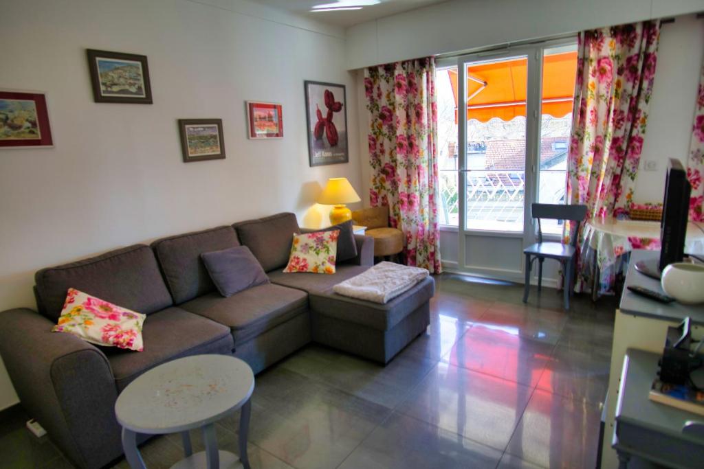 salon z kanapą i stołem w obiekcie Ref JUAS - Palmes d'Or Properties w Cannes