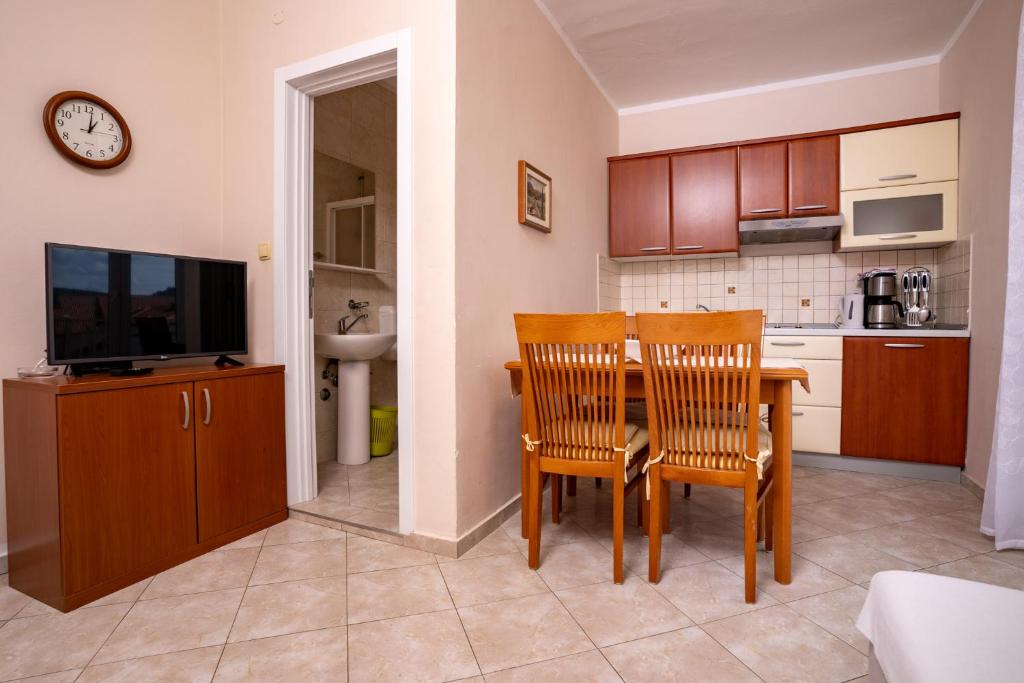 Кухня или мини-кухня в Apartments Stare Brajde
