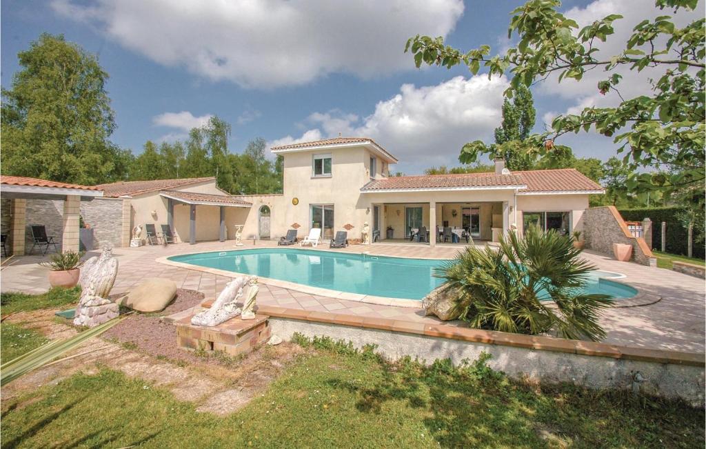 Saint-Vivien-de-MédocにあるStunning Home In Saint-vivien-de-medoc With 4 Bedrooms And Outdoor Swimming Poolの庭にスイミングプールがある家