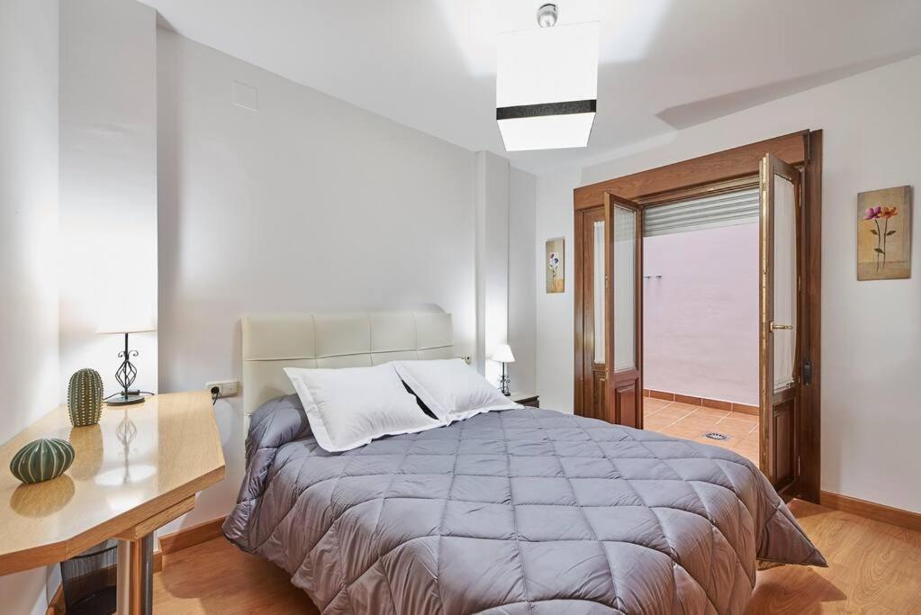 A bed or beds in a room at Deluxe Apartment Granada
