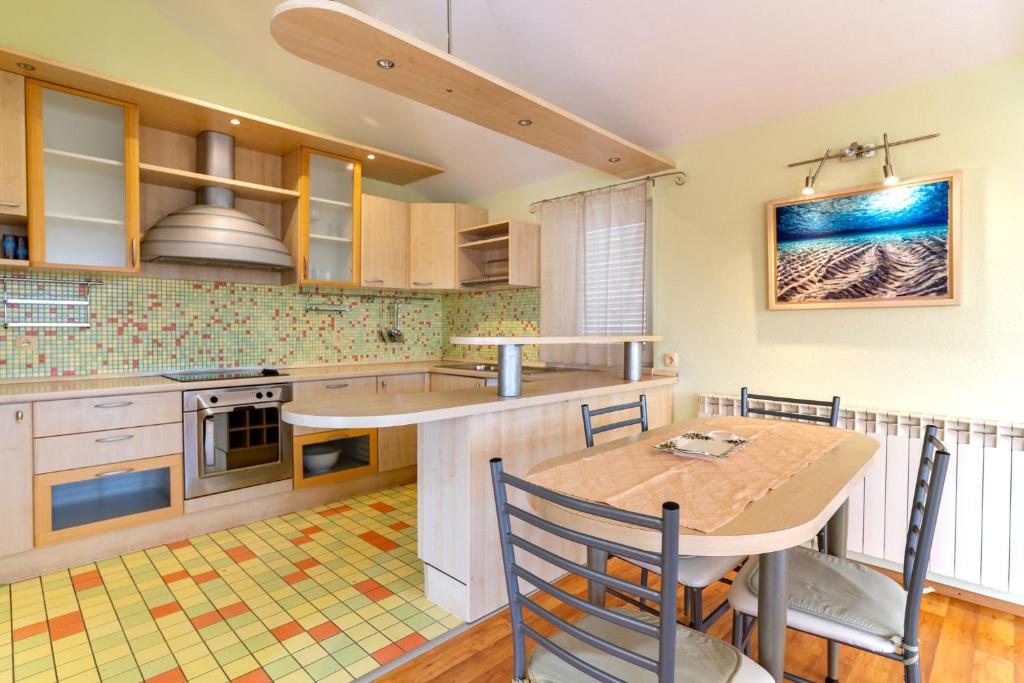 Кухня или мини-кухня в Apartments Stare Brajde
