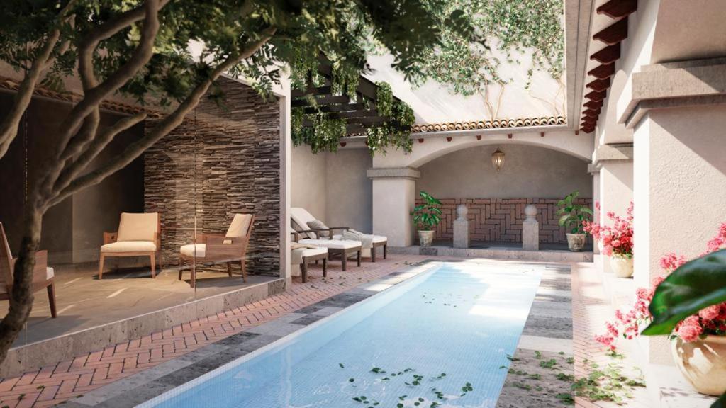 a courtyard with a swimming pool in a building at Casa Eva Hotel Boutique & Spa in Cholula