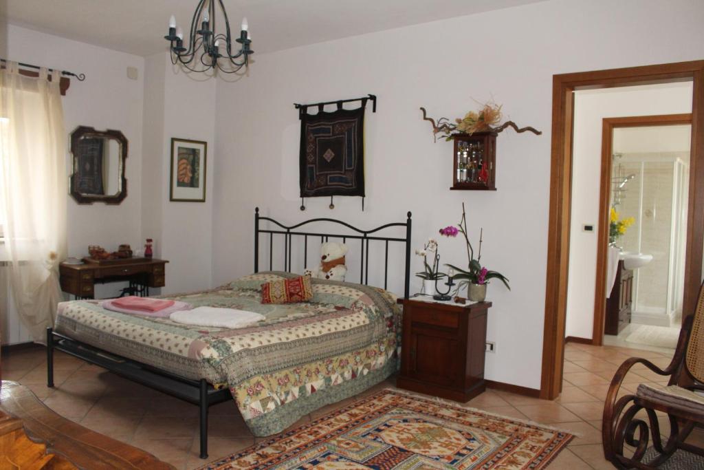 een slaapkamer met een bed, een tafel en een spiegel bij Alla Stazione in Monfalcone