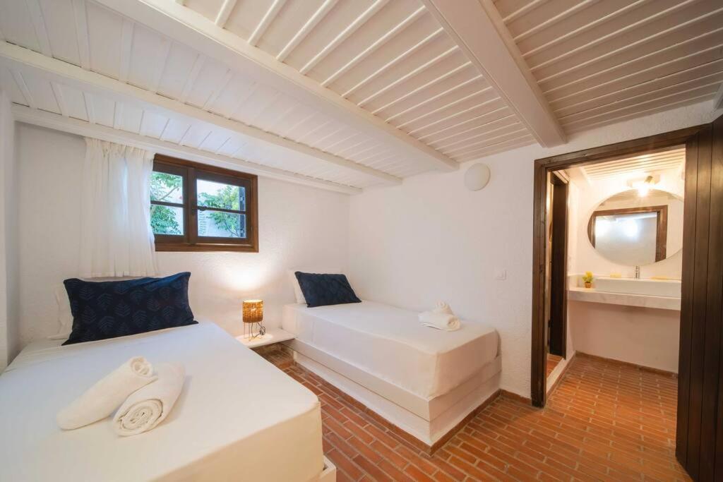 Postel nebo postele na pokoji v ubytování Waterside Escape