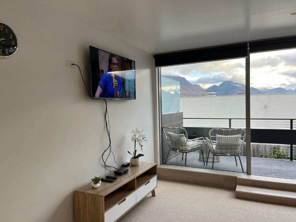 TV a/nebo společenská místnost v ubytování Blackrock Apartments Queenstown