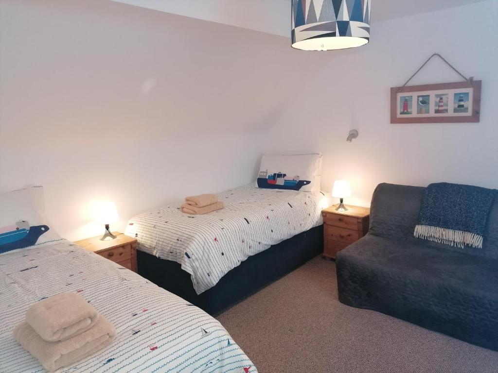 Postel nebo postele na pokoji v ubytování Port Side Brixham - Ideal seaside getaway - parking - wood-burner - dog friendly