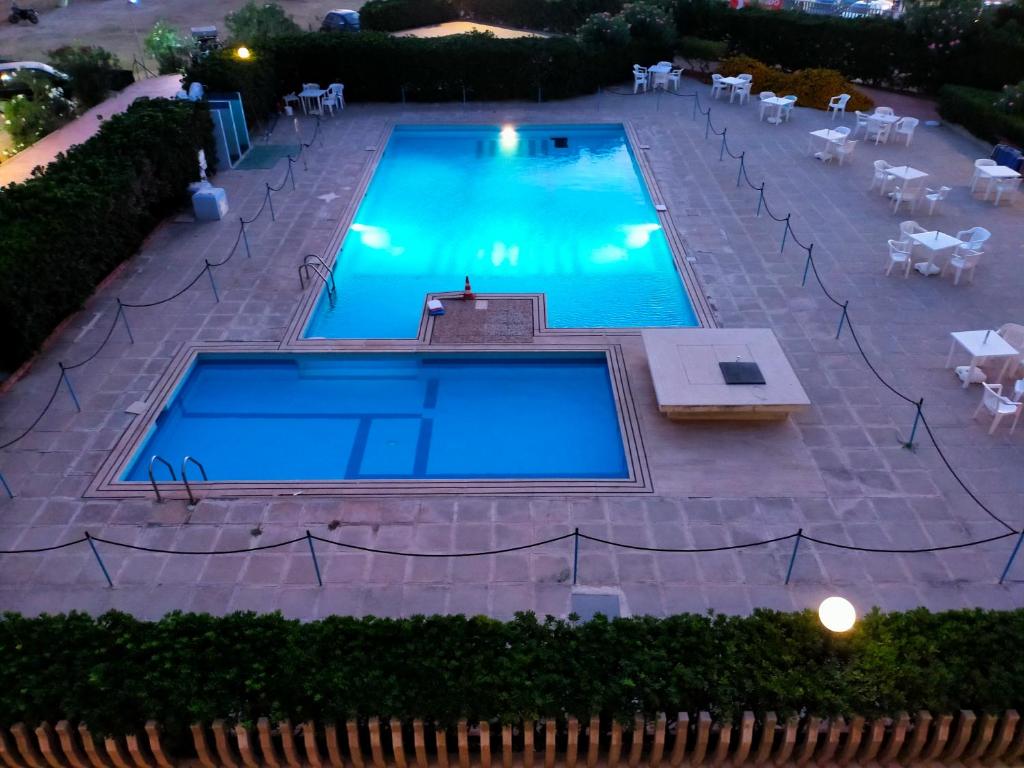 - une vue sur la piscine la nuit dans l'établissement Azzurro mare Trapani, à Trapani