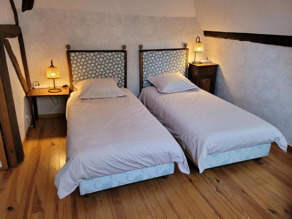 Łóżko lub łóżka w pokoju w obiekcie La Cour du Château