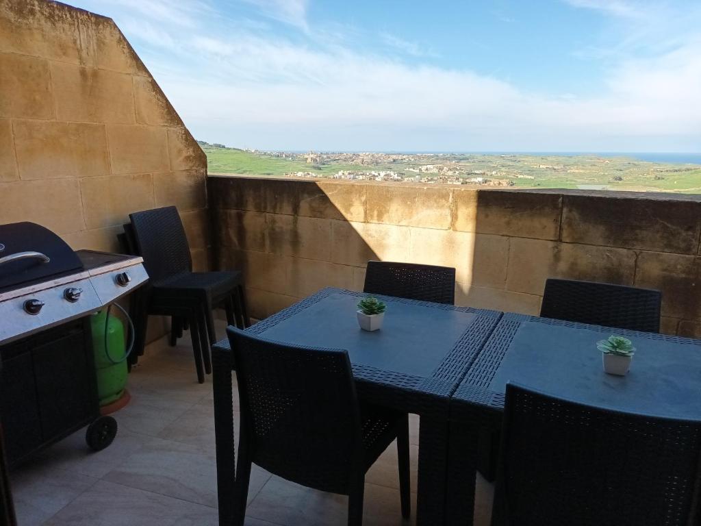 Balkón nebo terasa v ubytování Ta Wigi Farmhouse