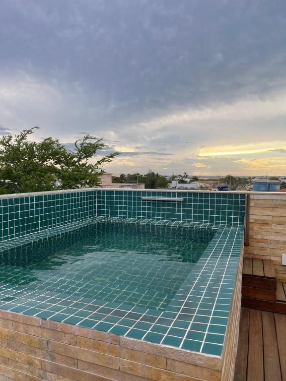 a swimming pool on the roof of a house at Novo Apê Fabiano in Jericoacoara