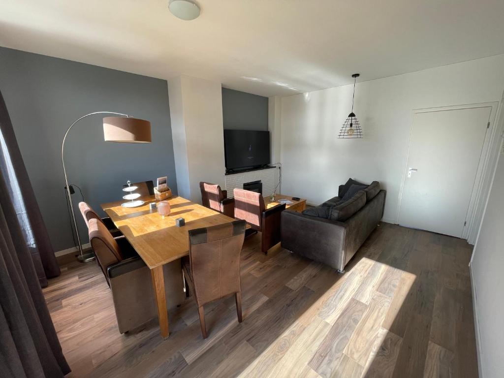 阿納姆的住宿－Appartement Arnhem，客厅配有餐桌和沙发