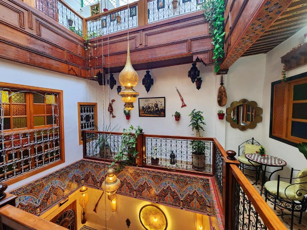 フェズにあるRiad Dar Kassimの天井の建物内の螺旋階段