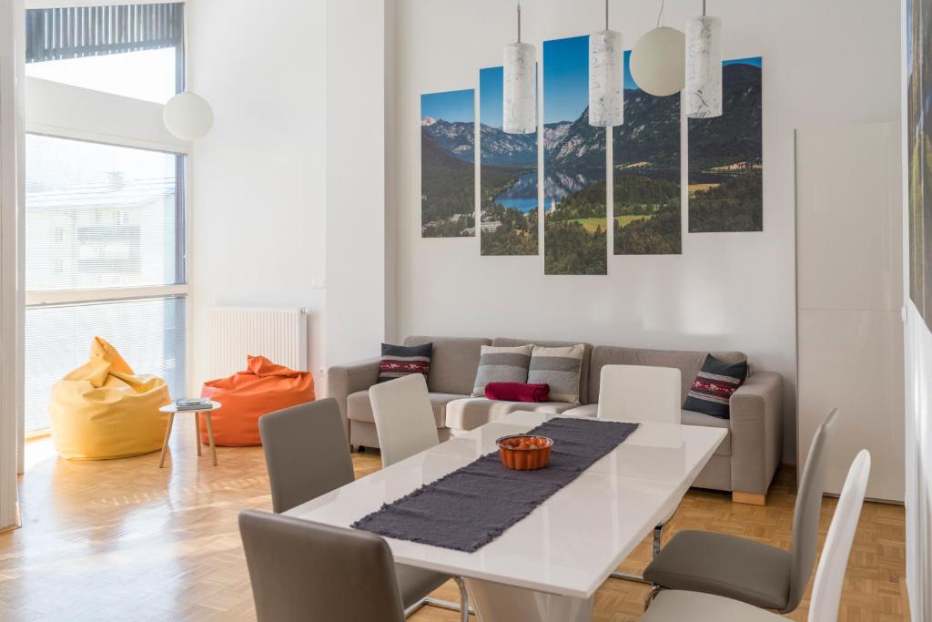 DREAM & RELAX Apartment في بوينج: غرفة طعام بيضاء مع طاولة بيضاء وكراسي