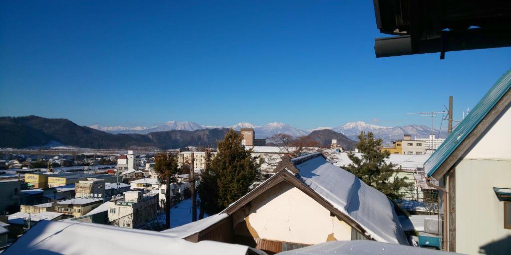 YokokuraにあるYamanouchi sekisan chiの屋根から市街の景色を望む