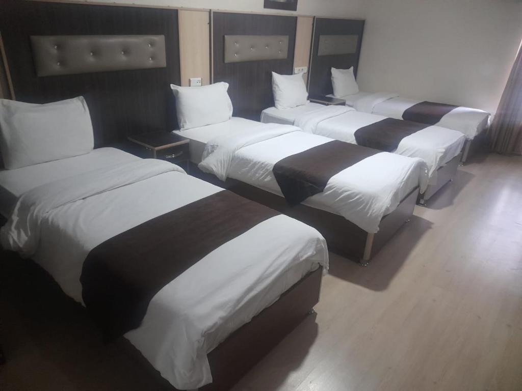 Postel nebo postele na pokoji v ubytování Güngören Hotel