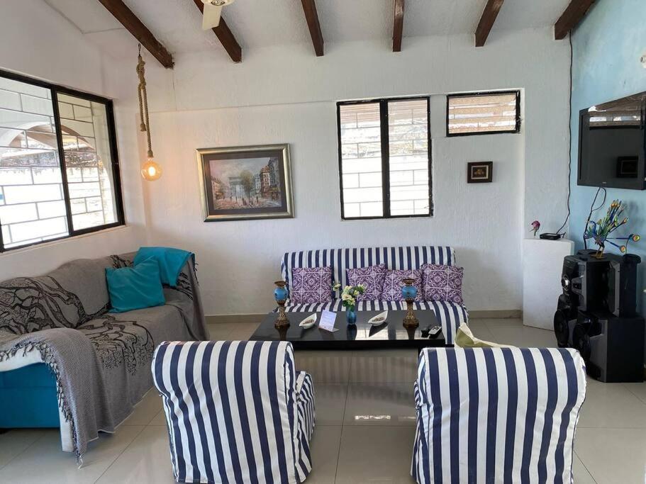 sala de estar con sofá y mesa en Casa Albatros (Playa-Esmeraldas), en Tonsupa