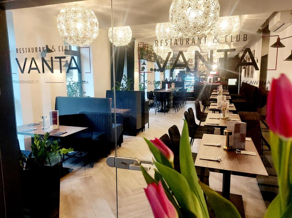 Reštaurácia alebo iné gastronomické zariadenie v ubytovaní VANTA Business Center