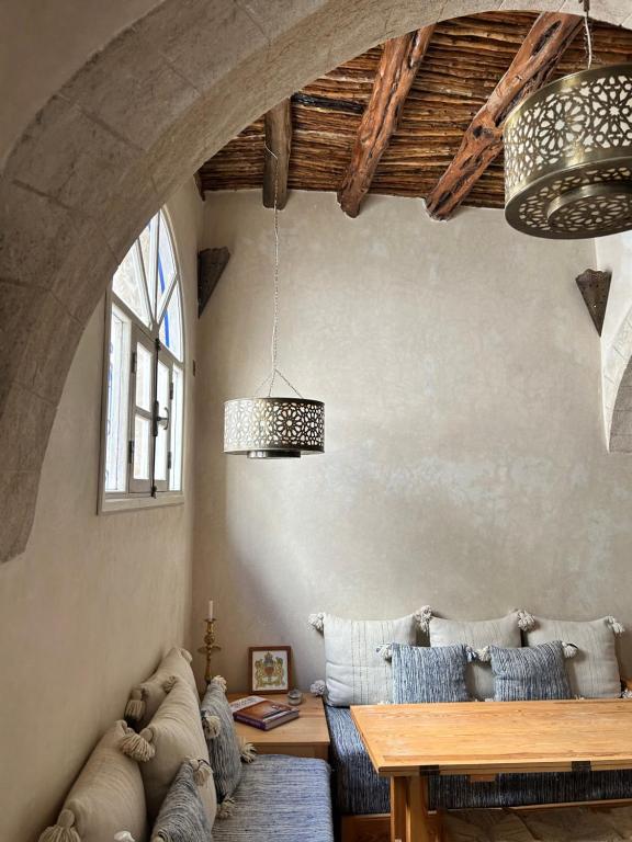 Posezení v ubytování Riad Les Sables Bleus, médina, lumineux et terrasse privée sur mer