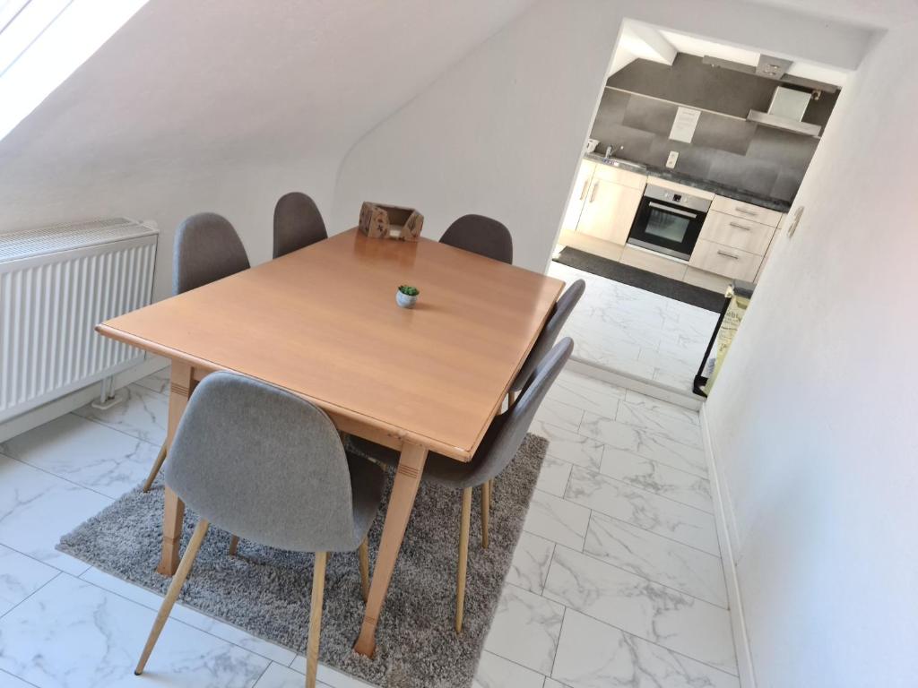 - une salle à manger avec une table et des chaises en bois dans l'établissement M & E Ferienwohnung, à Bad Mergentheim