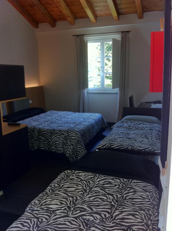 A bed or beds in a room at Hotel Abetaia