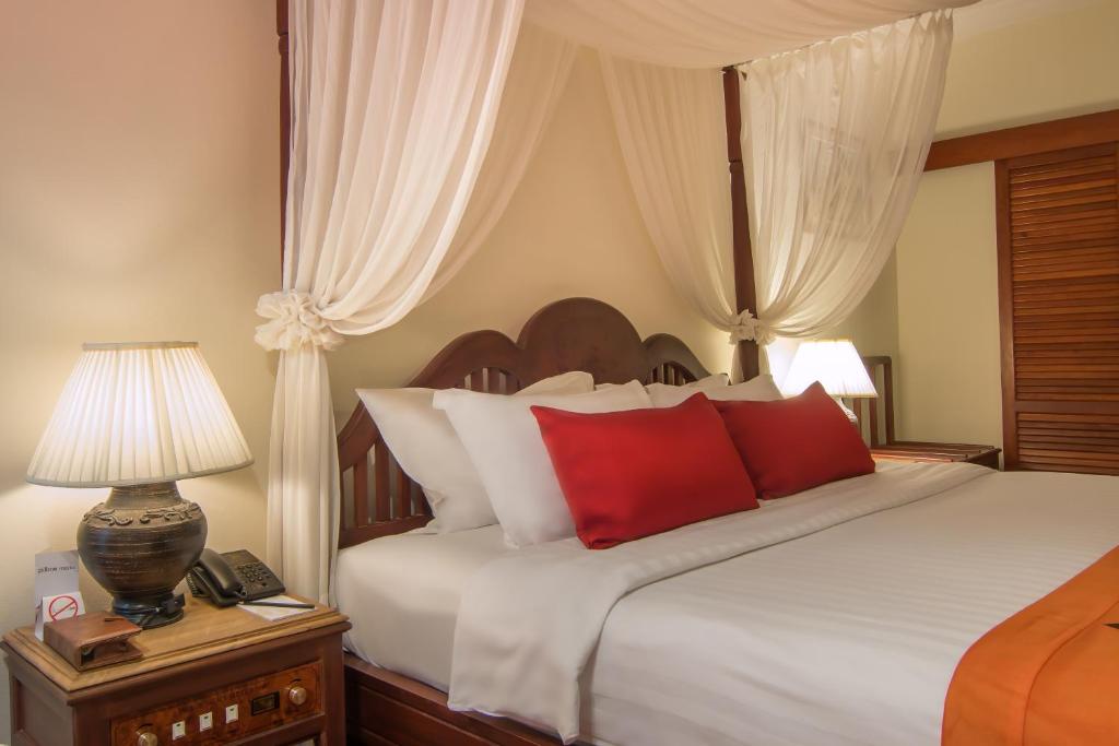 Postel nebo postele na pokoji v ubytování Angkor Palace Resort & Spa