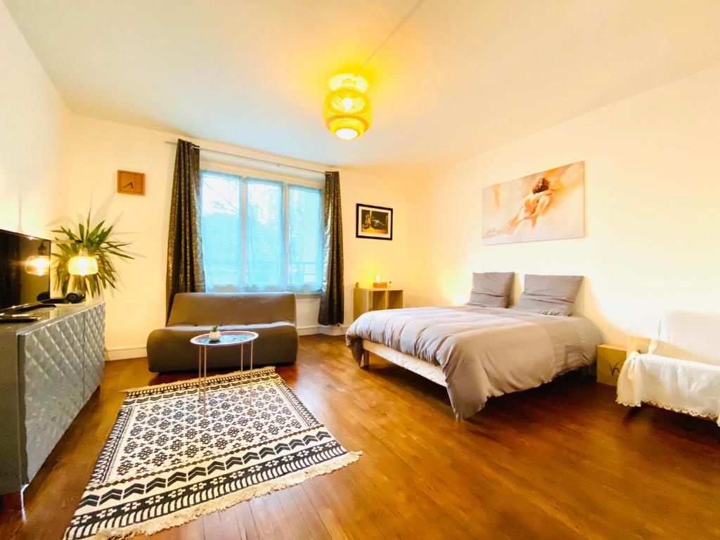 una camera con letto e un soggiorno di Le Joly Cocon-Proche mer-wifi-fibre a Saint-Nazaire