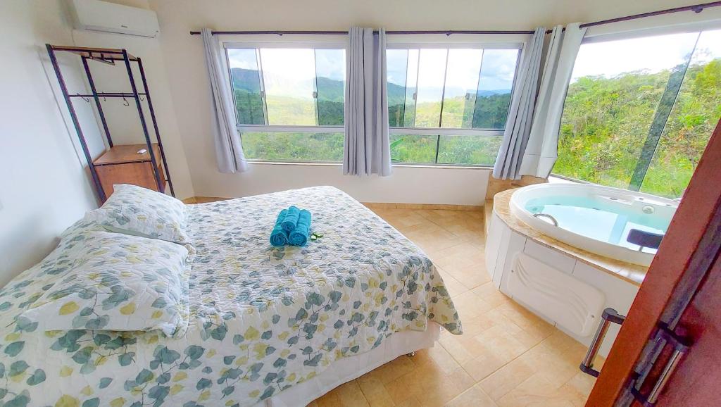 1 dormitorio con cama y bañera en Bangalôs Canto da Coruja, en São Jorge