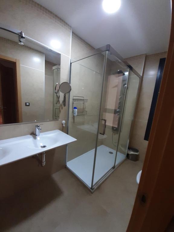 W łazience znajduje się prysznic, umywalka i lustro. w obiekcie LUCIA S HOUSE w mieście Mairena del Aljarafe