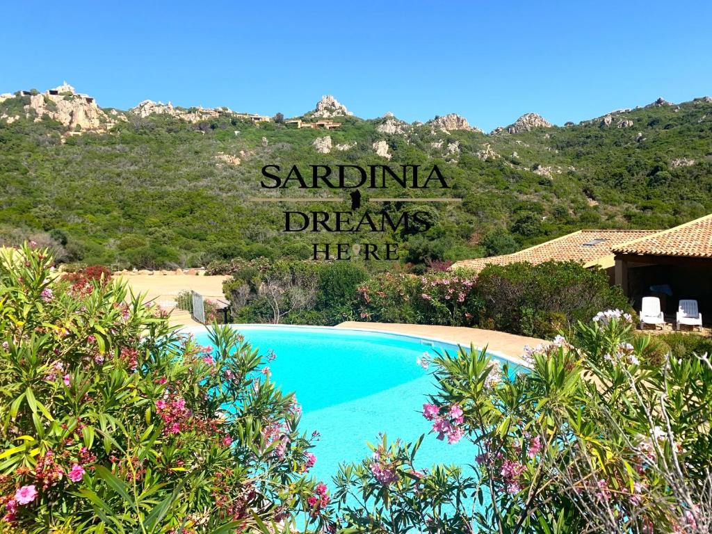 uma placa que diz Santa Ana desenha linha ao lado de uma piscina em Villa Flavia con piscina em Costa Paradiso