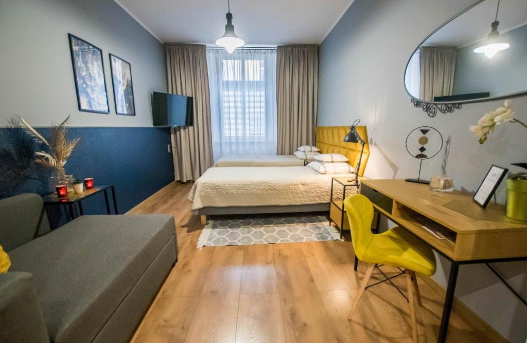 1 dormitorio con 1 cama y escritorio en una habitación en Apartament CCH - Biskupia, en Chełmno