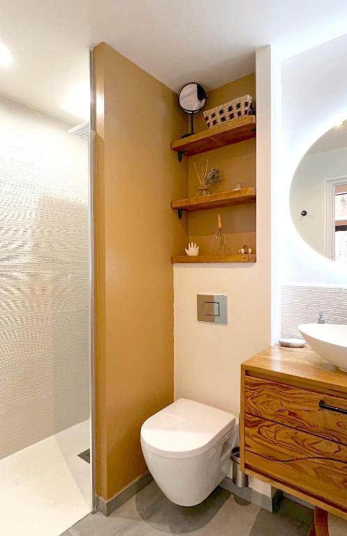 Zdjęcie z galerii obiektu The Ginkgo Collioure : Amazing Private Jacuzzi built in Rock, 20m from the Beach, A/C, WiFi, Patio... w mieście Collioure