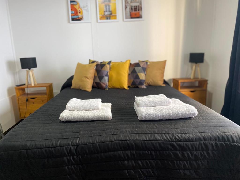1 dormitorio con 1 cama grande y 2 toallas. en Alojamiento Peumayen II en Trenque Lauquen