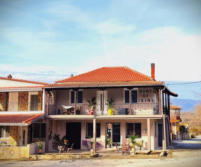 een gebouw met een huis met een bord erop bij Home Of Irini in Komniná