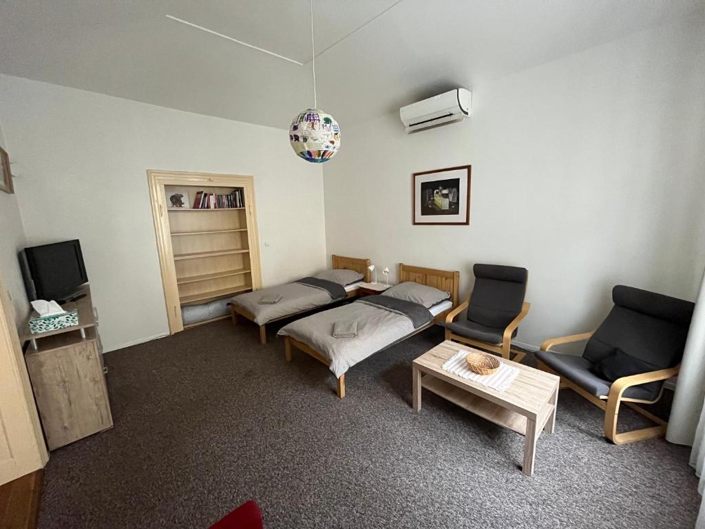 een woonkamer met 2 banken en een tv bij Apartment Žižkova 159, Terezín in Terezín