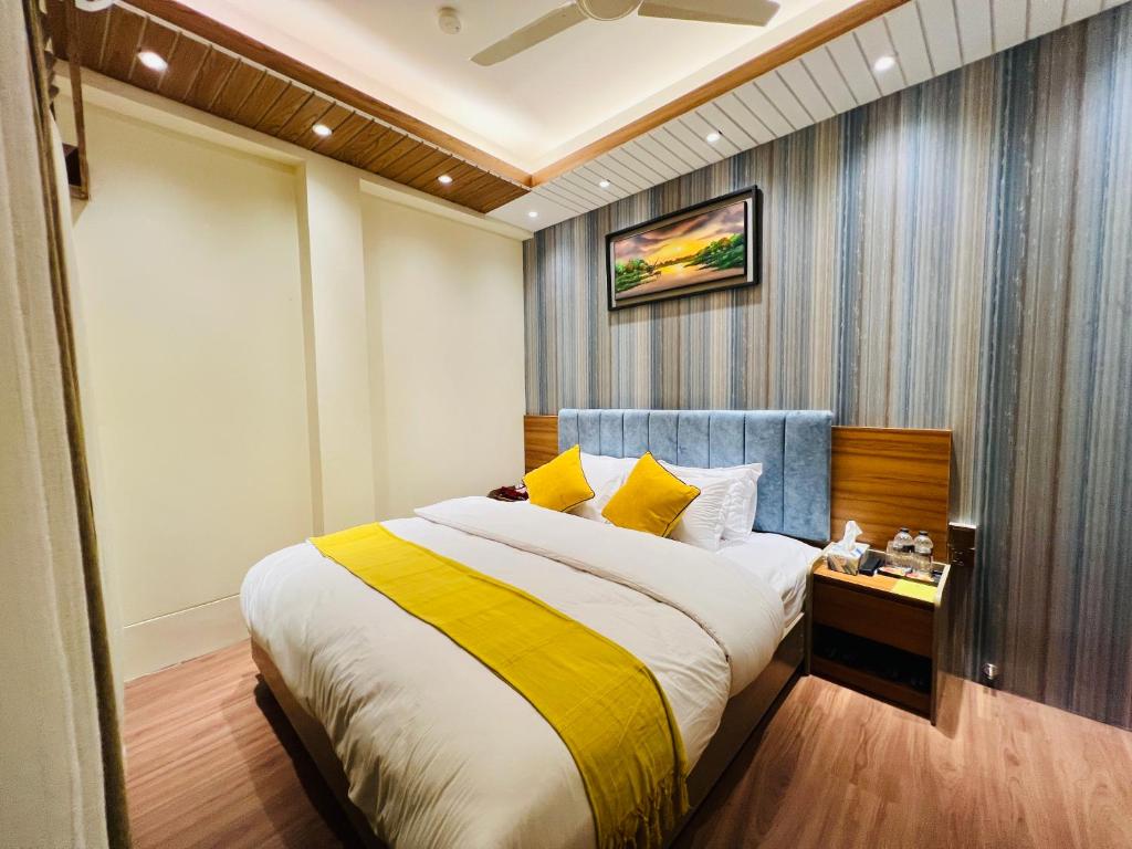 A bed or beds in a room at Taj Metro