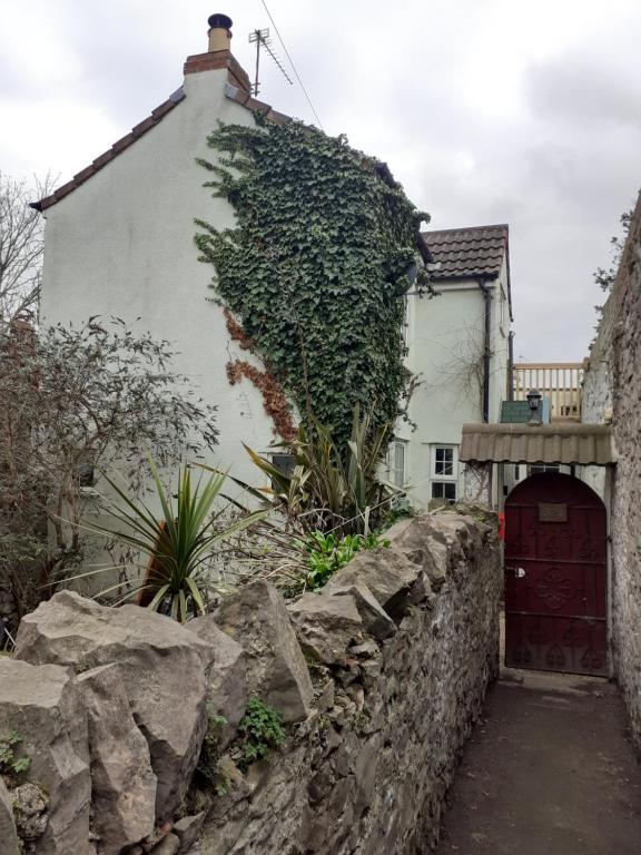 Characterful Cottage near the Sea, Beach, Pier & Shops - Two-Bedroom House