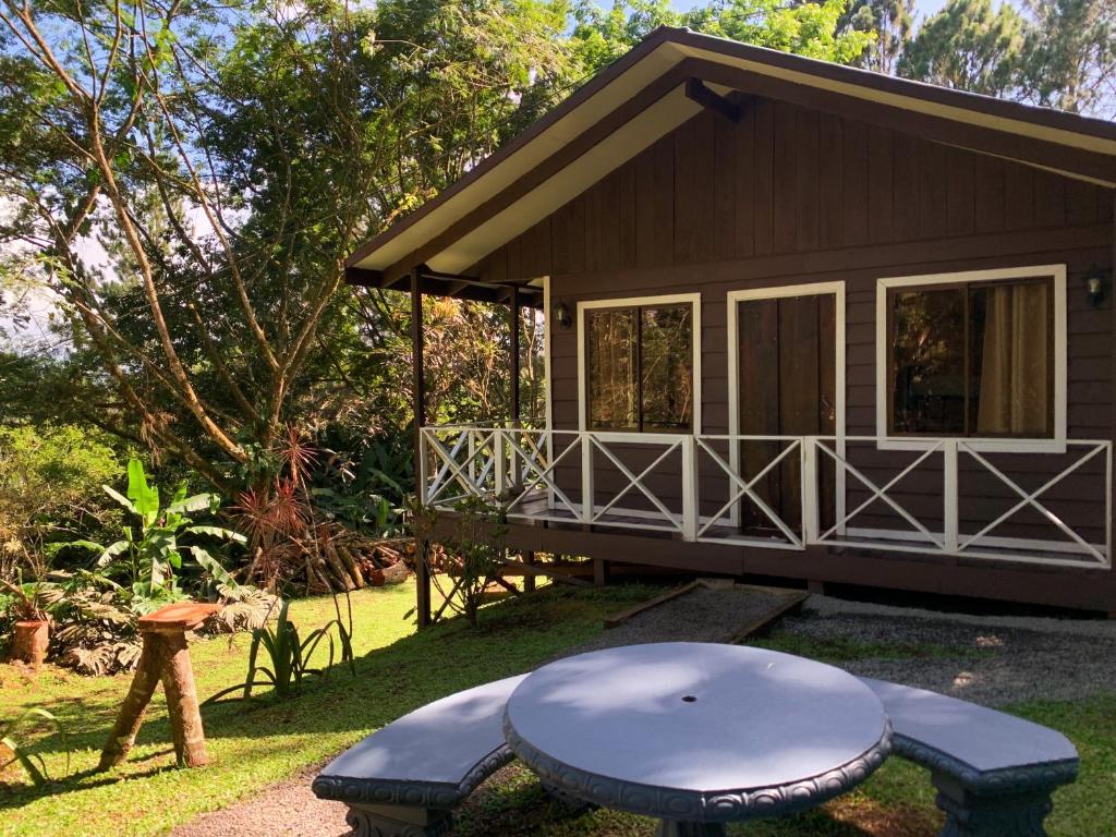 a small house with a table in front of it at Hospedaje La Naciente in Turrialba