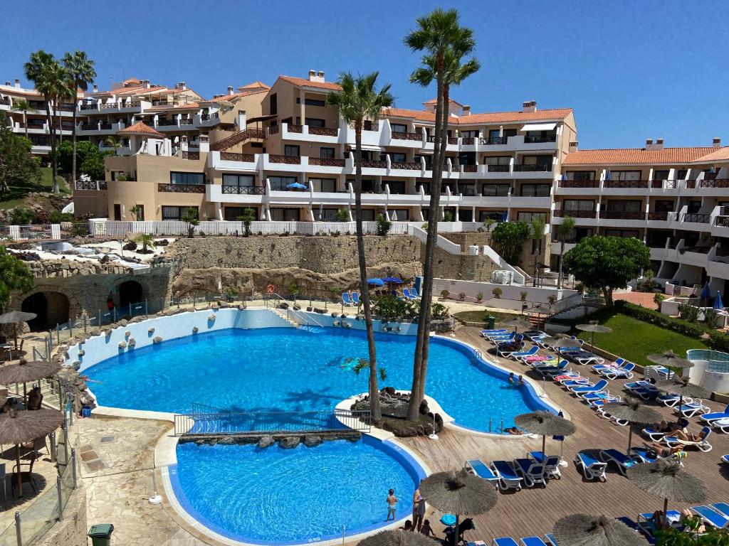 uma grande piscina em frente a um hotel em Vive Rie Ama Tenerife - 2 bedroom apartment em San Miguel de Abona