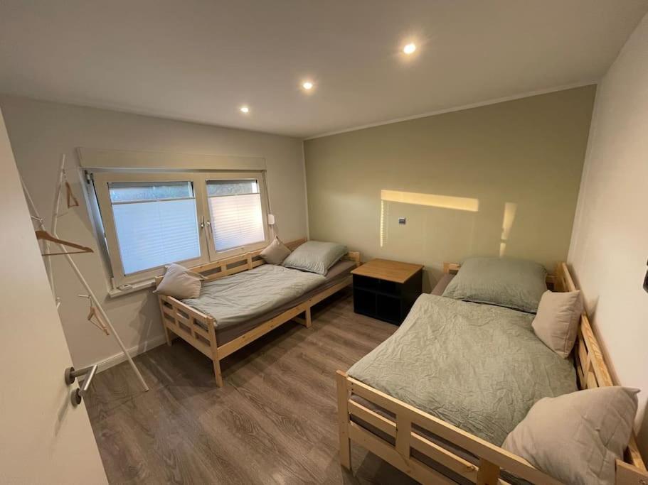 1 dormitorio con 2 camas y ventana en Bungalow zwischen Wald und Seen en Pretzien