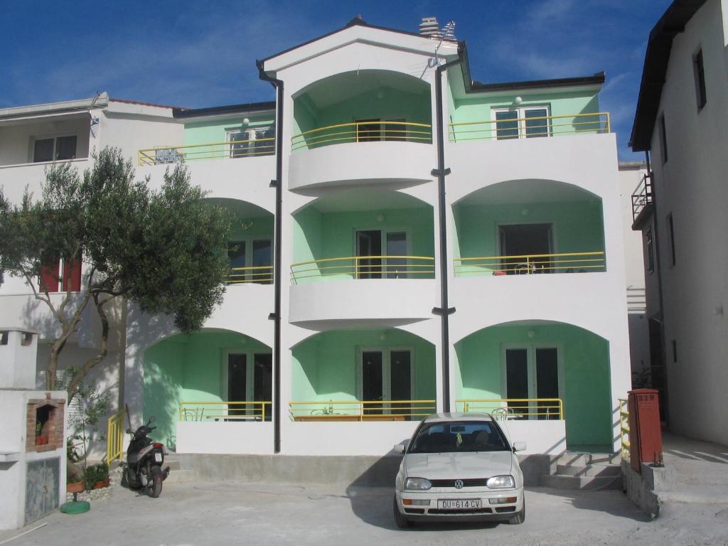 a building with a car parked in front of it at apartmani Natali in Podaca
